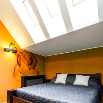 A view on a bedroom with skylight windows