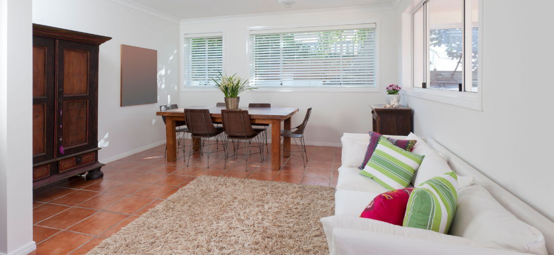 Elegant aluminum blinds seamlessly enhance the living and dining areas in Northridge.